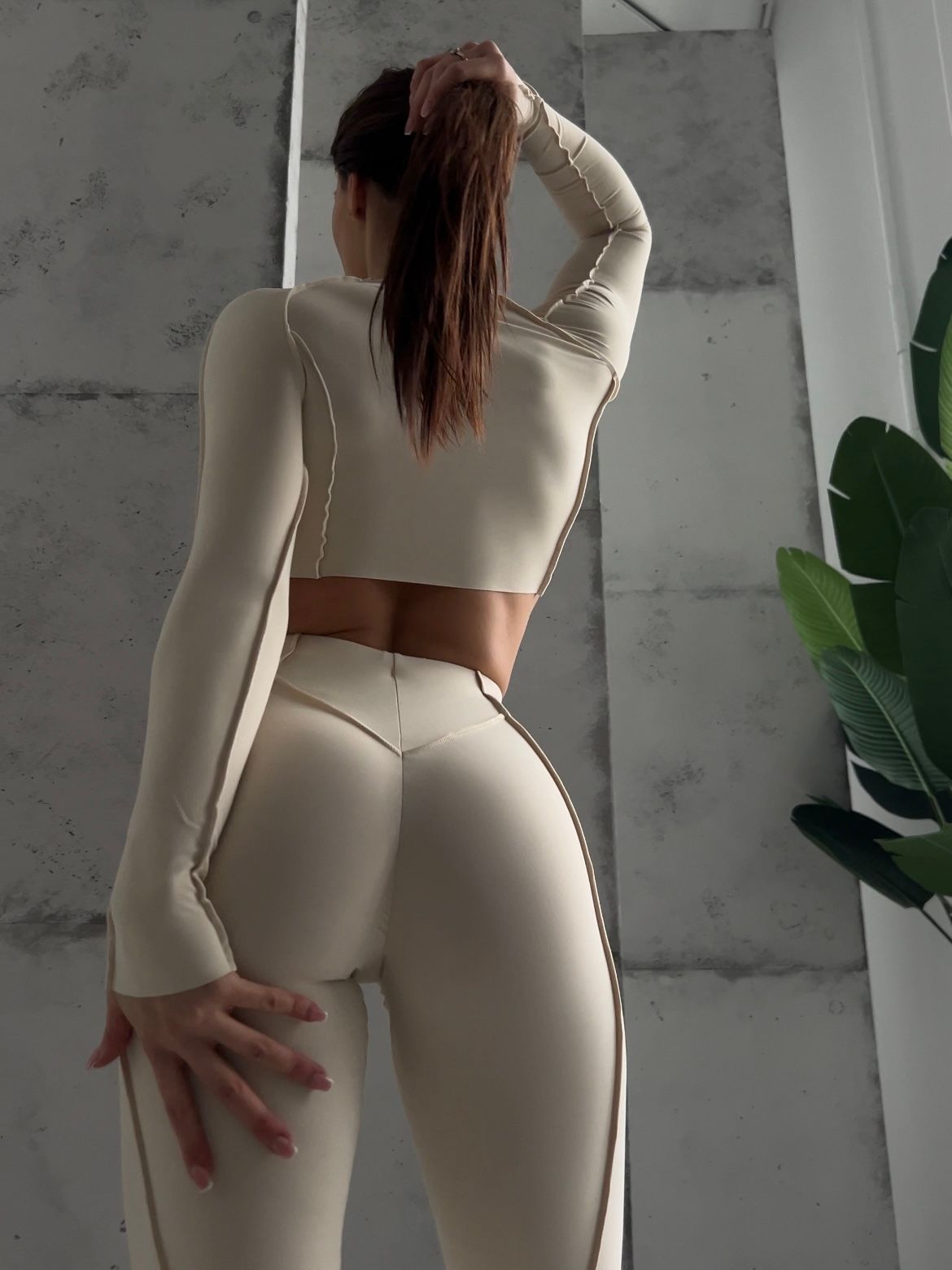 Жіночий комплект Crop top + leggings Skin model 152 Crema (слонова кістка) - S KOMP-152-CREMA-S фото
