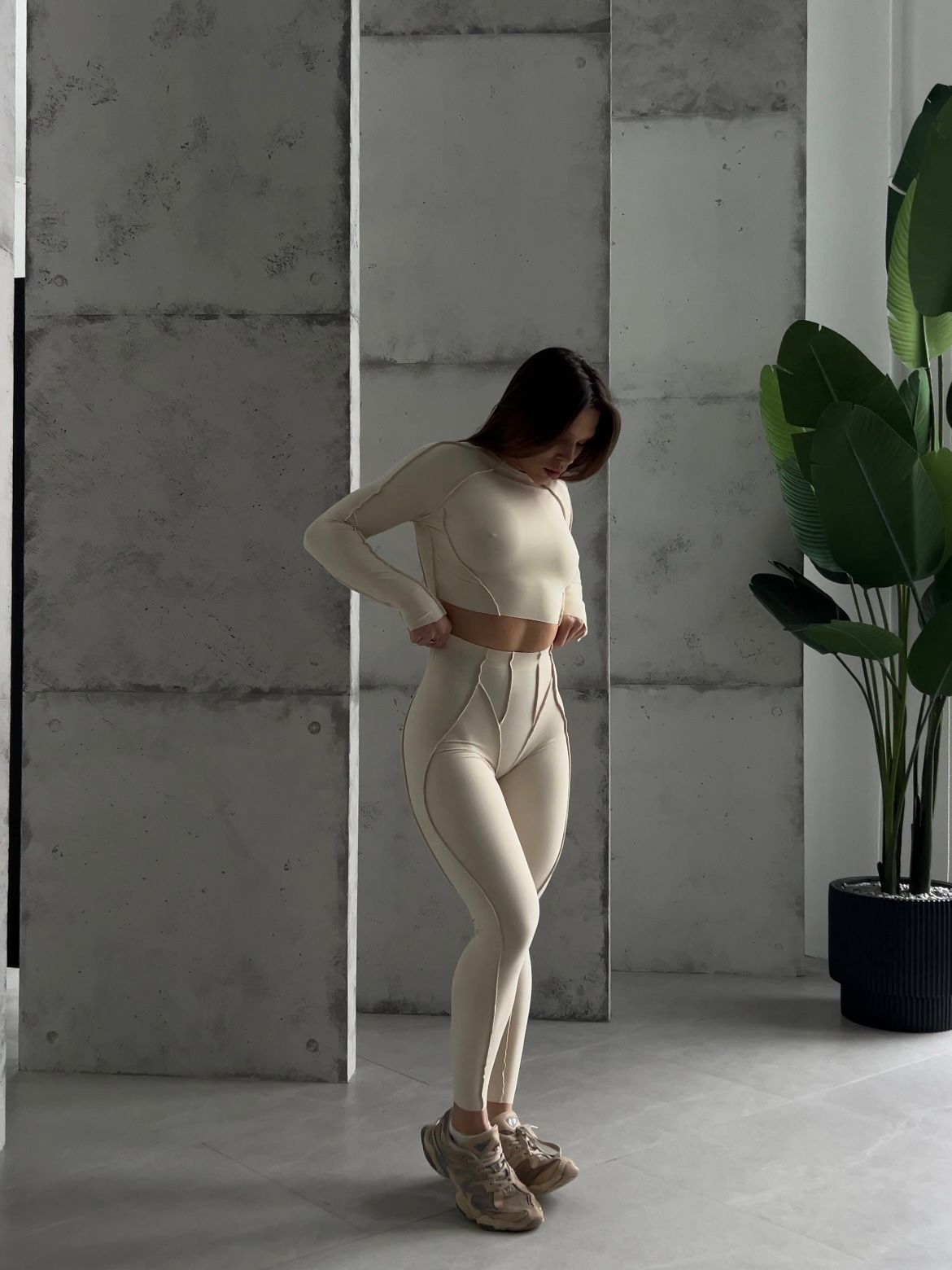 Жіночий комплект Crop top + leggings Skin model 152 Crema (слонова кістка) - S KOMP-152-CREMA-S фото
