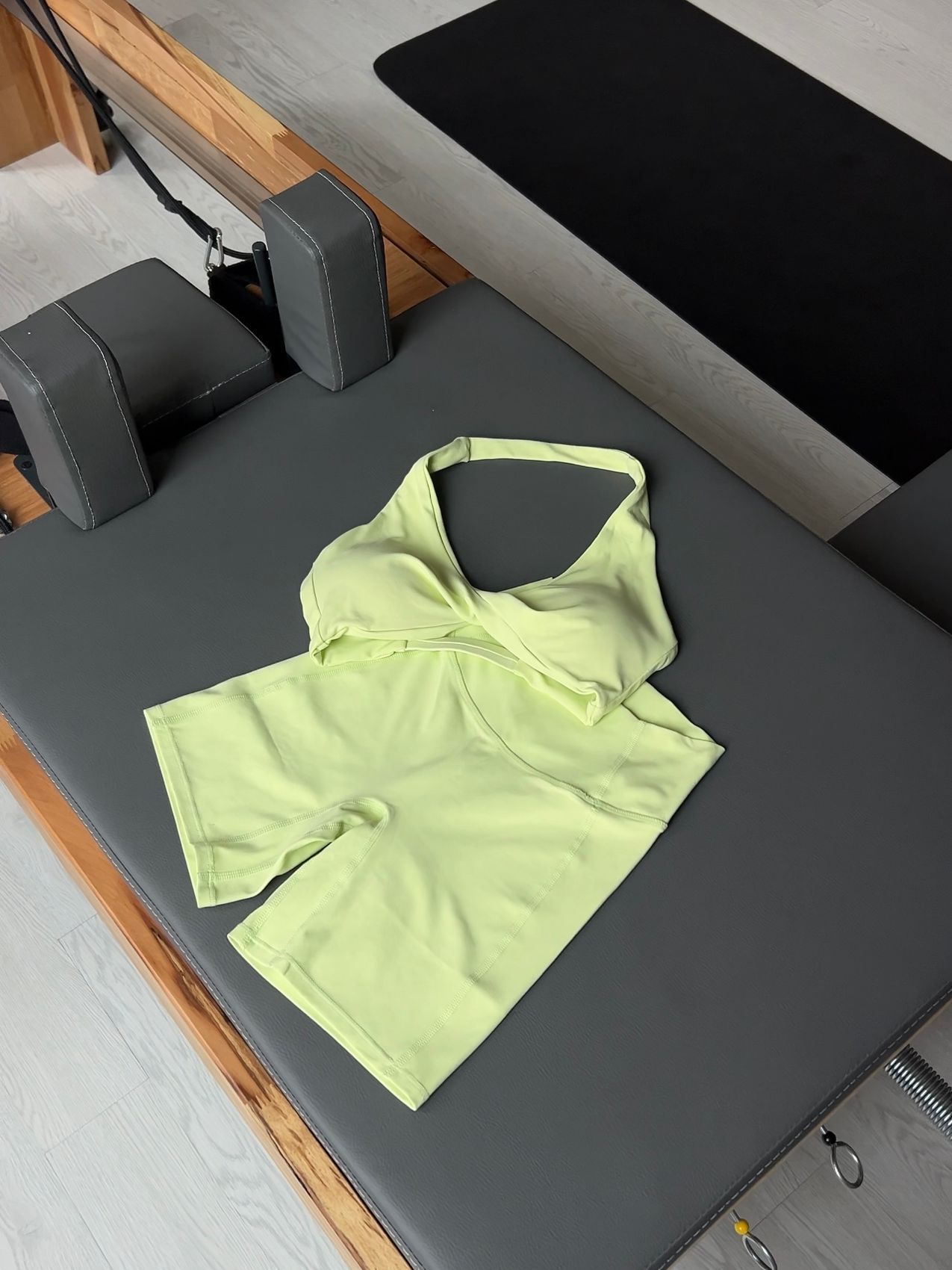 Спортивний топ premium model 102 Yellow lime(Яскраво жовтий) - M SPRT-TOP-102-YELIME-M фото