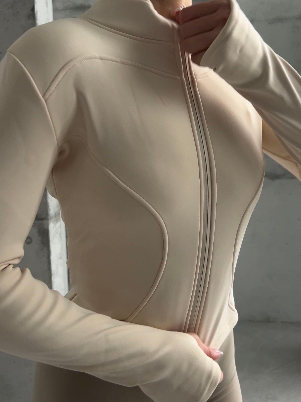 Спортивний Кроп топ на щільному флісі Crop Top Flecce model 155 Crema (слонова кістка) - S KROP-155-CREMA-S фото