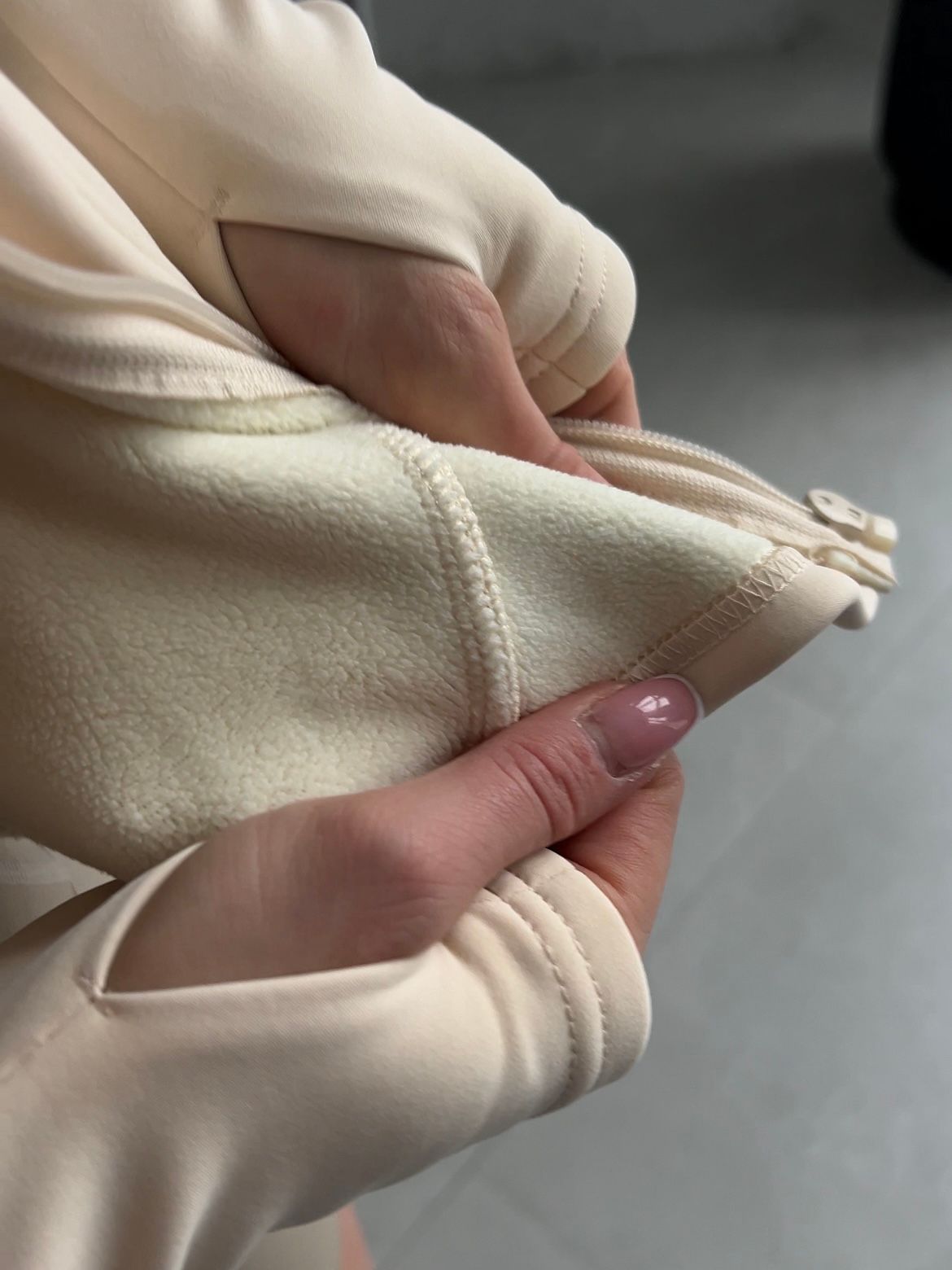 Спортивний Кроп топ на щільному флісі Crop Top Flecce model 155 Crema (слонова кістка) - S KROP-155-CREMA-S фото