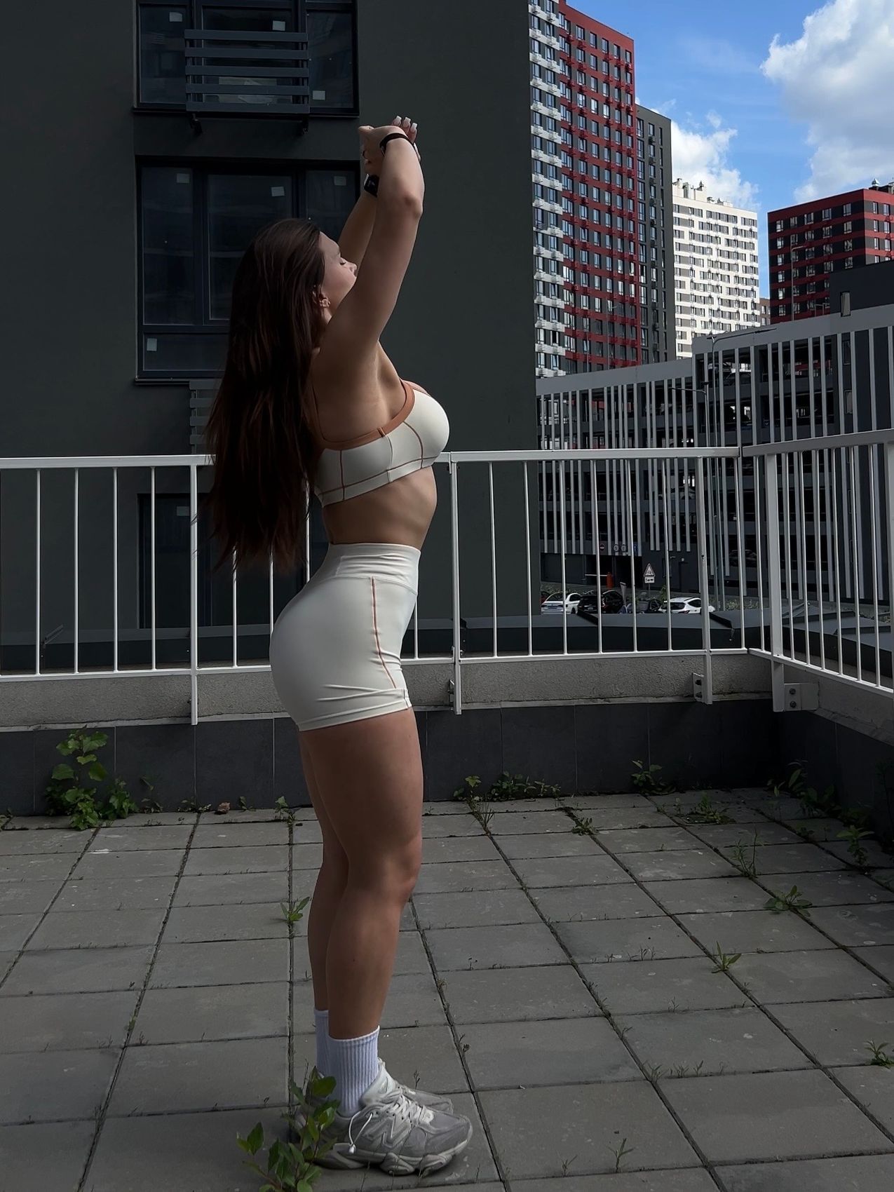 Жіночий спортивний комплект Shorts + Top model 118 Crema (слонова кістка) - S KOMP-118-CREMA-S фото
