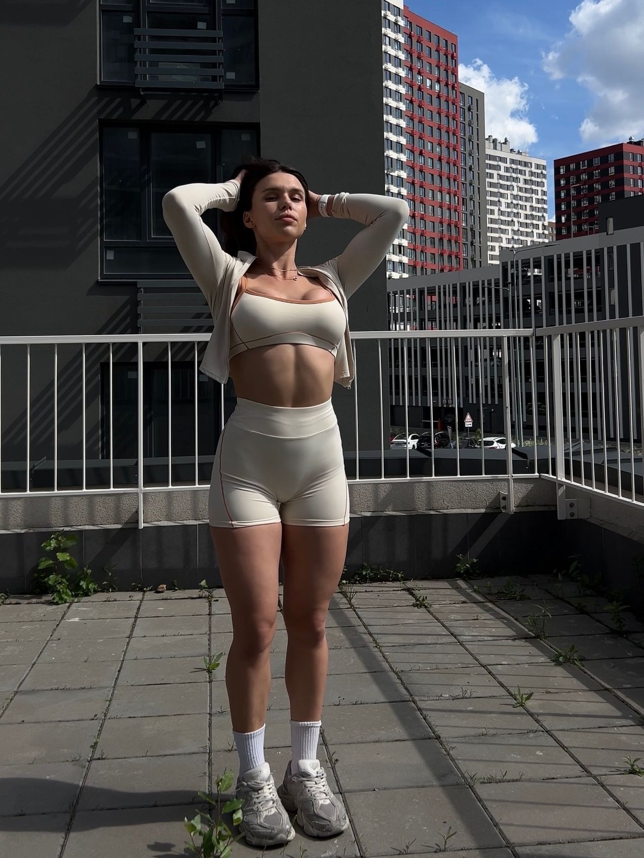 Жіночий спортивний комплект Shorts + Top model 118 Crema (слонова кістка) - S KOMP-118-CREMA-S фото