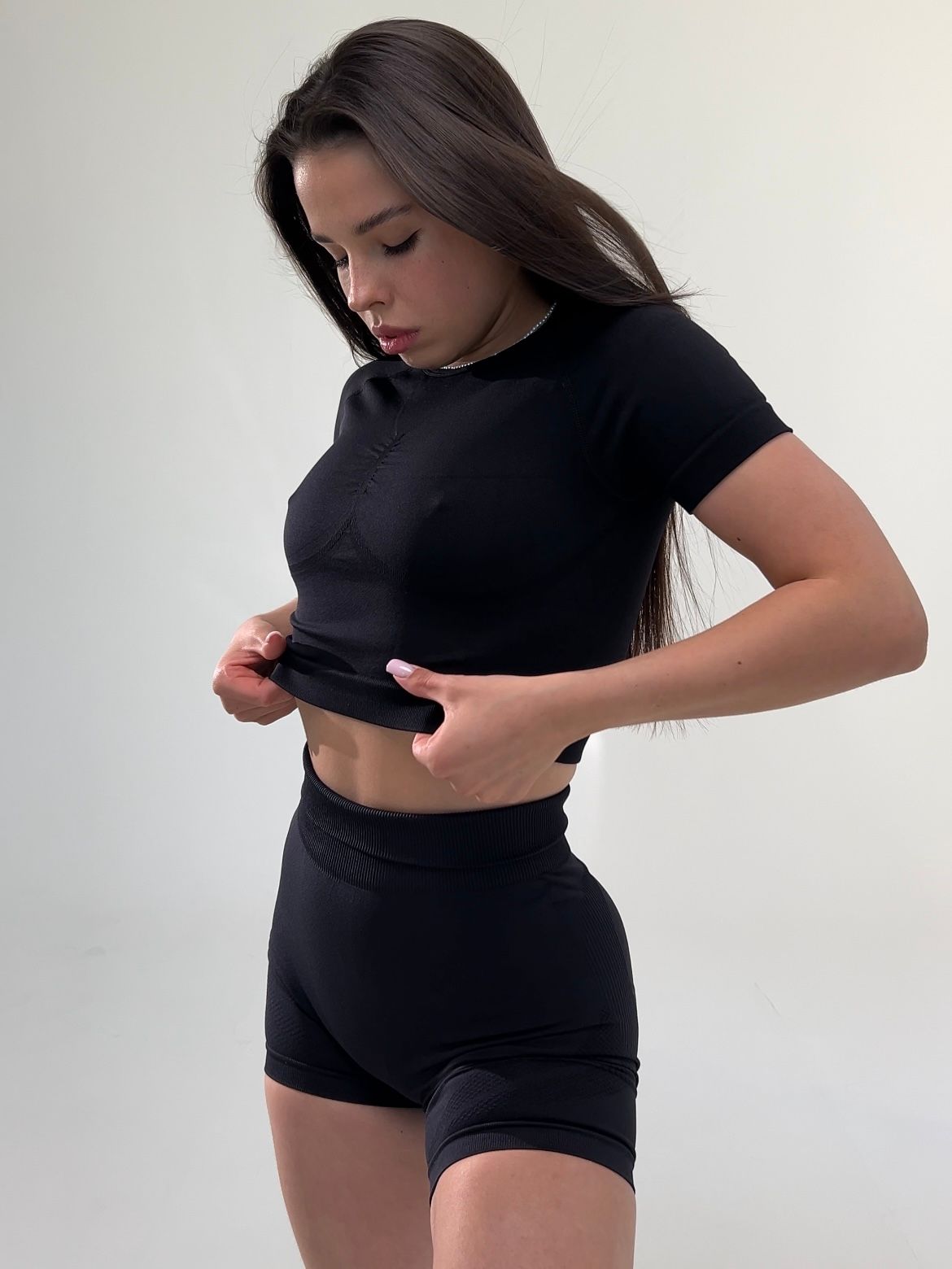 Безшовна футболка Crop T-shirt model 23 Nero (чорний) - M CROP-SH23-NERO-M фото