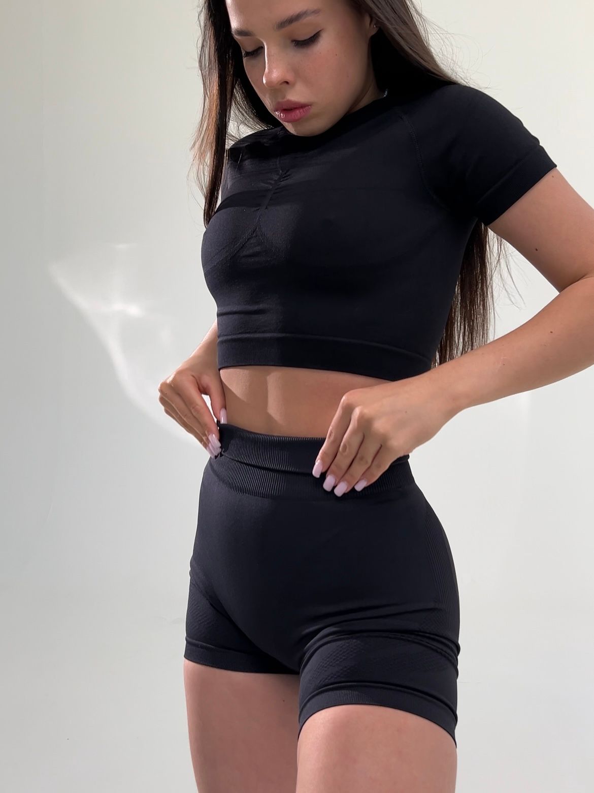 Безшовна футболка Crop T-shirt model 23 Nero (чорний) - M CROP-SH23-NERO-M фото