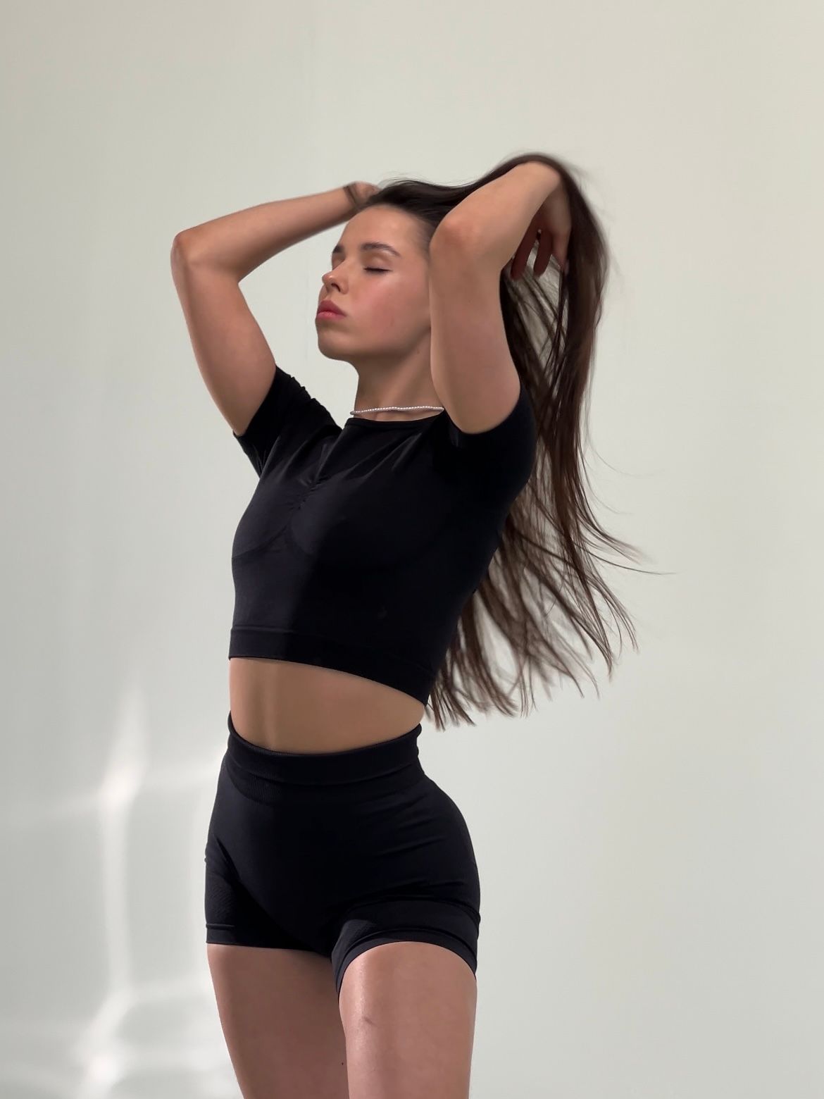 Безшовна футболка Crop T-shirt model 23 Nero (чорний) - M CROP-SH23-NERO-M фото