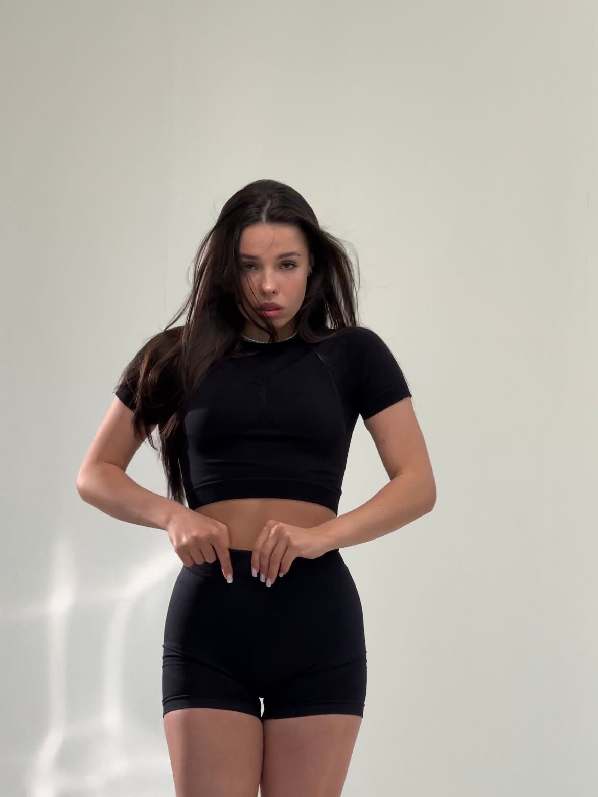 Безшовна футболка Crop T-shirt model 23 Nero (чорний) - M CROP-SH23-NERO-M фото